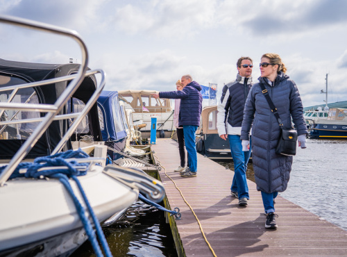 GROOT EN DIVERS JACHTAANBOD TIJDENS VOORJAARSSHOW VAN MOTORBOOT SNEEK